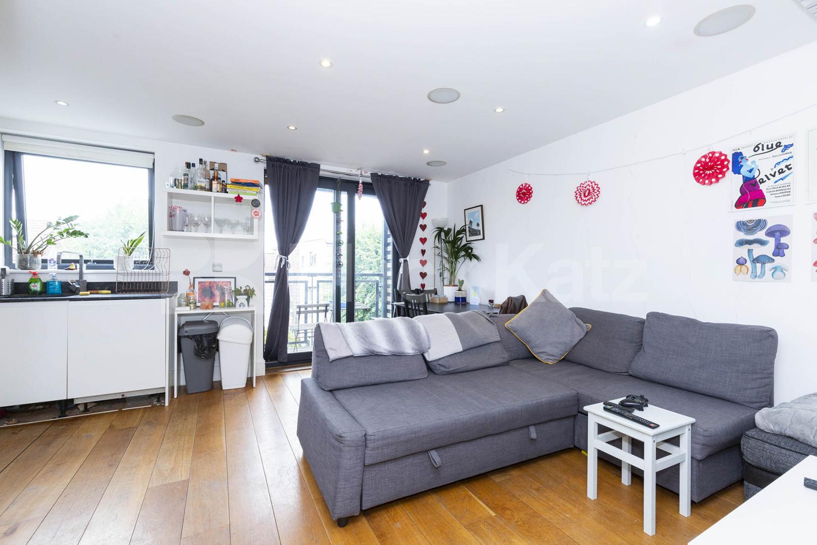 Modern & stylish 2 bedroom property located close to a Piccadilly Line Dunbar Road, Wood Green 